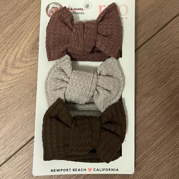 Baby Outfit Set with Bonnet, Blanket and Bows! - Picture 3 of 3